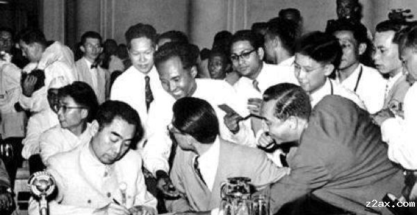 △周总理在给外国的领导和记者签名