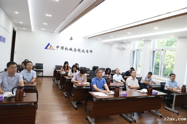 中心组学习2.jpg 中心组学习2.jpg